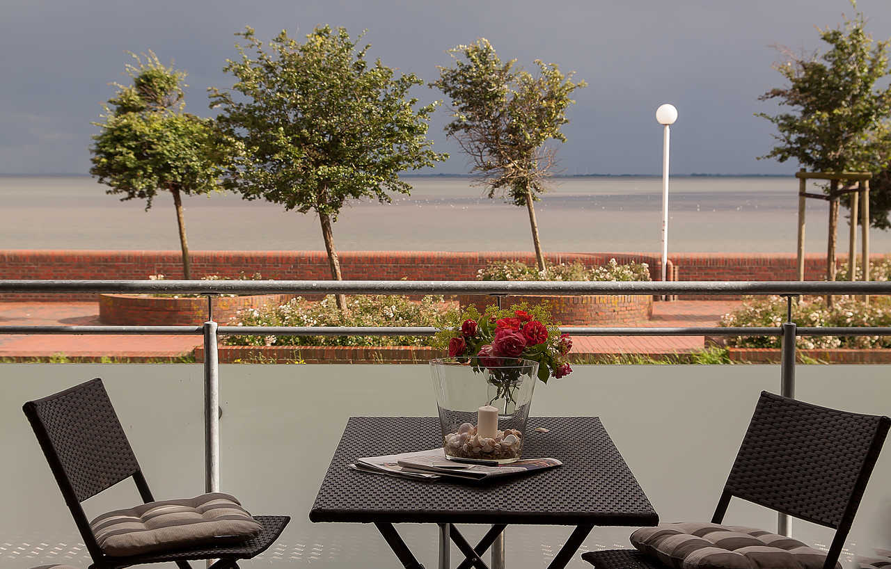Ferienwohnung mit großem überdachten Balkon und Meerblick
